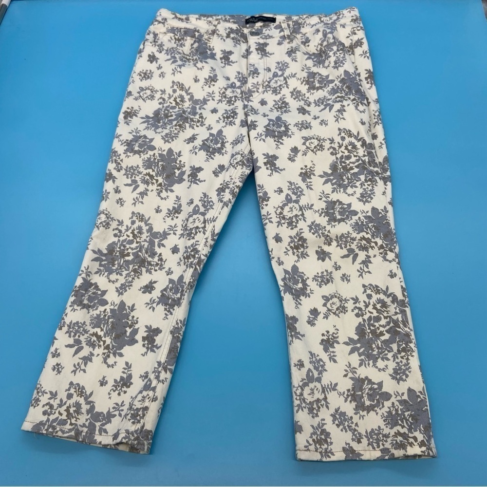 Lee Platinum Women Capris Floral Print White and Gray Size 14